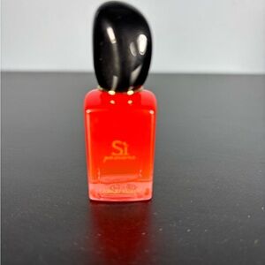 Brand New Un-Boxed             Giorgio Armani Sì Mini Red Bottle with Black Cap